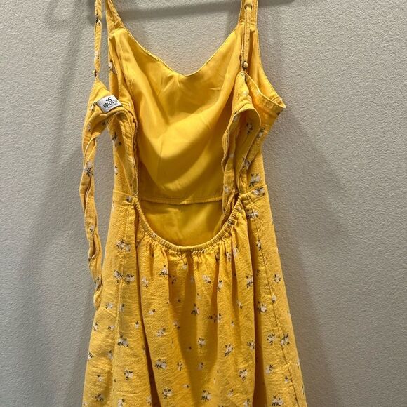 Hollister XS Women’s Mini Yellow Flowery Sundress with Tie Back. - Picture 4 of 9